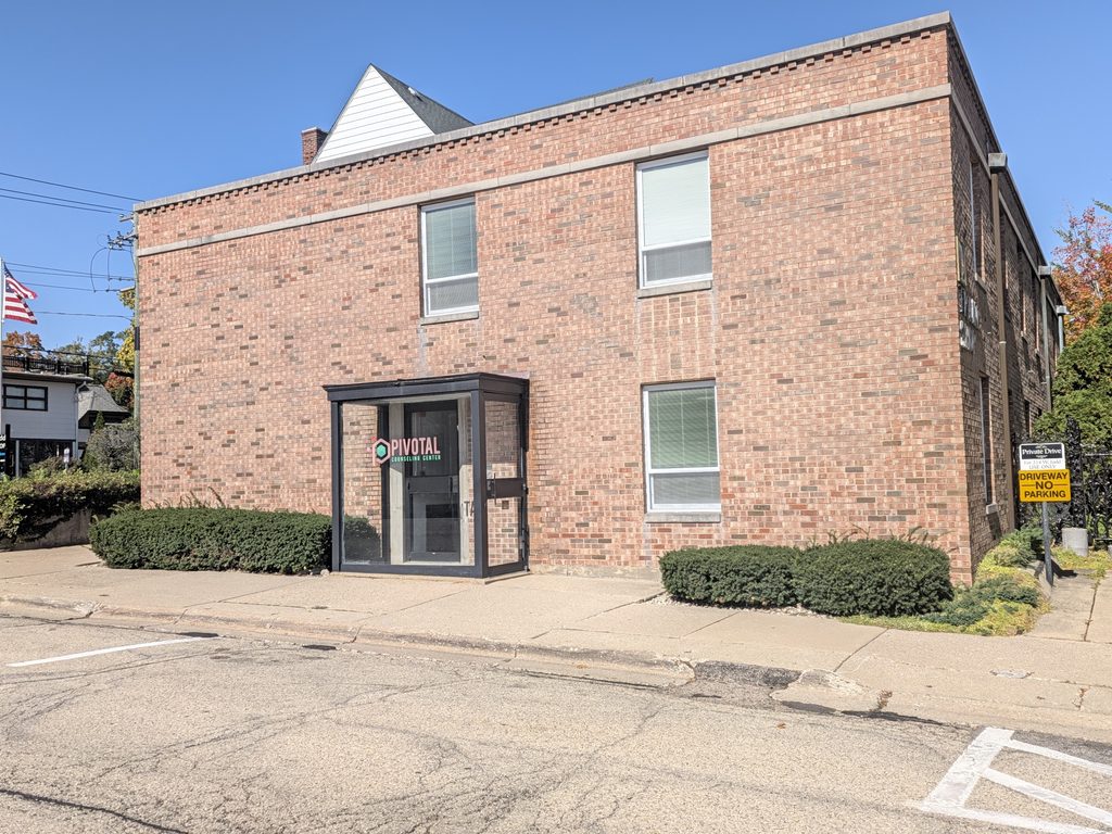 Pivotal Counseling Center Woodstock office, a brick building with a black glass entrance at 224 W. Judd St.